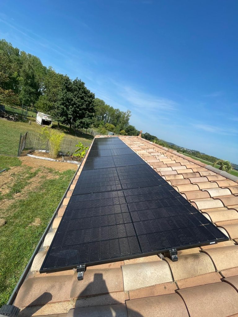 Une maison équipée de panneaux solaires avec un ciel dégagé